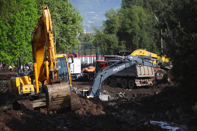 Santiago, October 10, 2026: Roadwork is underway following the flash flood that affected the Las Condes district. Dragomir Yankovic, Aton Chile, Santiago, Chile. Aton 1198317 Copyright: DRAGOMIRxYANKOVIC ATONxCHILE