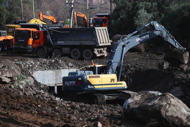 Santiago, October 10, 2026: Roadwork is underway following the flood that affected the Las Condes district. Dragomir Yankovic, Aton Chile, Santiago, Chile. Aton 1198319 Copyright: DRAGOMIRxYANKOVIC ATONxCHILE