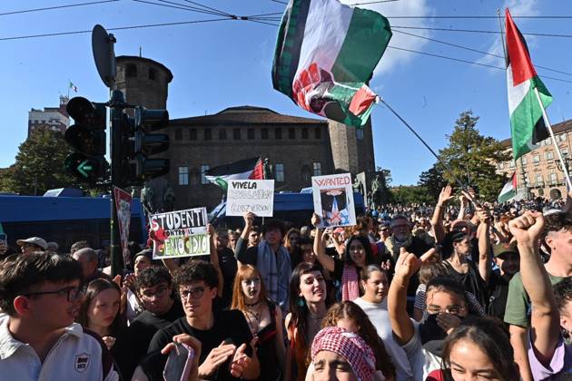 October 10, 2026, Torino: People participate in a protest organized by the Pro-Palestinian Movement for Palestine in Turin, Italy, 10 October 2026. ANSA ALESSANDRO DI MARCO Torino - ZUMAa110 20261010_zaf_a110_008 Copyright: xAlessandroxDixMarcox