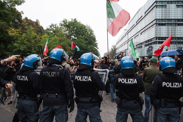 IPA89501861 - Milan: A rally organized by the Lega under the slogan A Safer Milan, Stop the Social Centers against the Lambretta Social Center on Via Rizzoli. In the photo: Protests during the demonstration Copyright: xAlessandroxBremecx xx IPA89501861