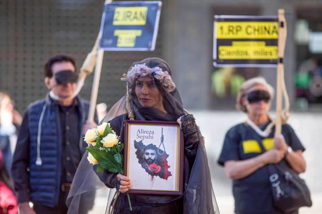 Protest in Madrid on the Day Against the Death Penalty - 10 Oct 2026 A woman holds a portrait with a veil on her head, during a rally against the death penalty in Callao Square in central Madrid. World Day Against the Death Penalty has been observed every October 10th since 2003. Madrid Spain Copyright: xLuisxSotox xSOPAxImagesx LSOTODCPM01