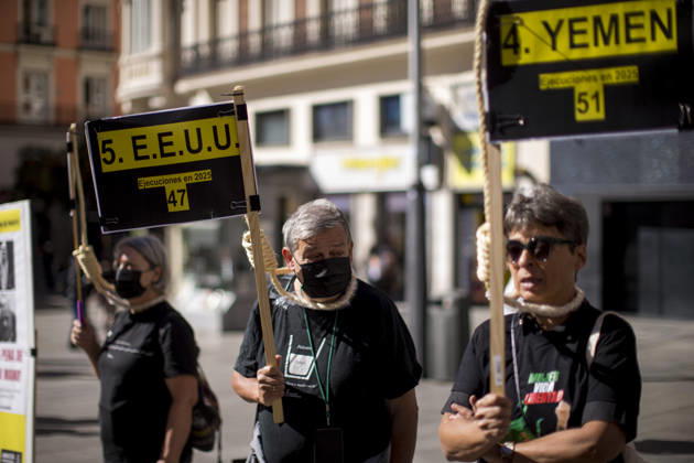 Protest in Madrid on the Day Against the Death Penalty - 10 Oct 2026 Protesters hold placards and wear nooses around their necks, during a rally against the death penalty in Callao Square in central Madrid. World Day Against the Death Penalty has been observed every October 10th since 2003. Madrid Spain Copyright: xLuisxSotox xSOPAxImagesx LSOTODCPM02