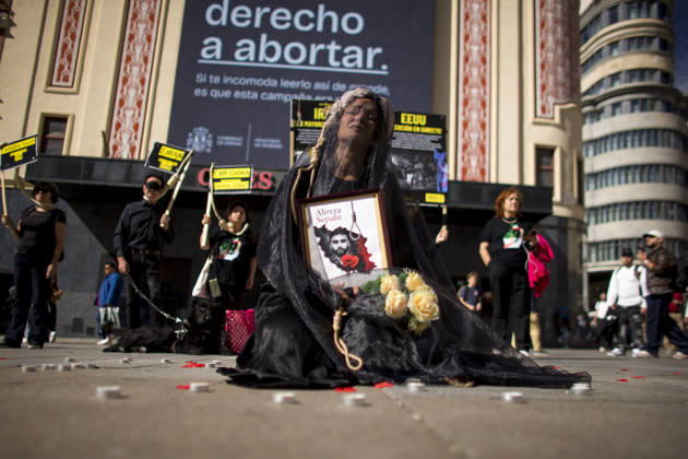 October 10, 2026, Madrid, Spain: A woman holds a portrait, wearing a veil on her head during a rally against the death penalty in Callao Square in central Madrid. World Day Against the Death Penalty has been observed every October 10th since 2003. Madrid Spain - ZUMAs197 20261010_aaa_s197_019 Copyright: xLuisxSotox