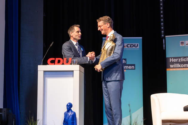 Ceremony marking the 150th anniversary of Konrad Adenauer and the 80th anniversary of the CDU in Bad Honnef, October 26, Jonathan GRUNWALD, Member of the State Parliament, the CDU presented a Konrad Adenauer statue by Ottmar Hörl to North Rhine-Westphalia Minis Copyright: xMarcxJohnx