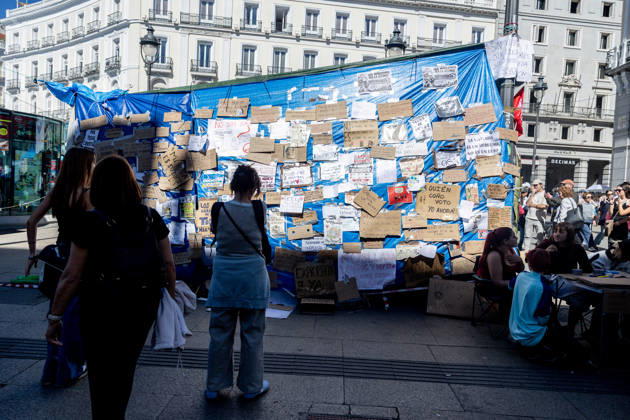 The Community of Madrid describes the encampment at Puerta del Sol as completely anarchic and laments the extremely negative image it projects to tourists. Several people look at the messages at Puerta del Sol on October 10, 2026, in Madrid, Spain. The Regional Minister of Housing, Transportation, and Infrastructure for the Community of Madrid, Jorge Rodrigo, stated this Saturday that the encampment set up in Madrid’s Puerta del Sol since September 26, in protest of the housing crisis, is completely chaotic and has lamented the very negative image it may present of the capital to tourists during this Columbus Day long weekend. OCTOBER 10, 2026 SOL PROTEST CAMP HOUSING MARICARMEN FLORES MESSAGES Madrid Madrid, Spain Copyright: xRicardoxRubiox 7835262