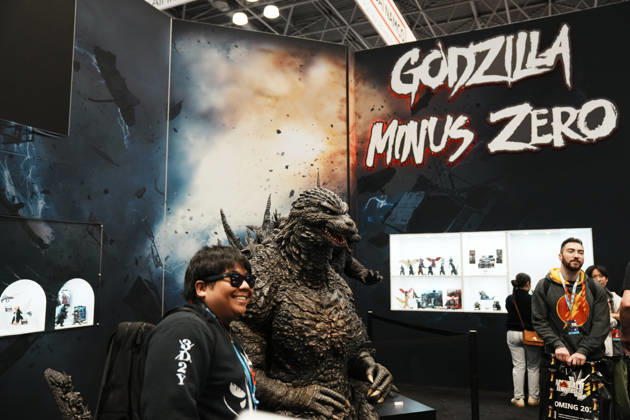 October 10, 2026, New York, New York, USA: A fan poses with Godzilla Minus Zero at the 2026 NY Comic Con at the Javits Center on October 10, 2026 in New York. New York USA - ZUMAb148 20261010_zap_b148_003 Copyright: xBryanxSmithx