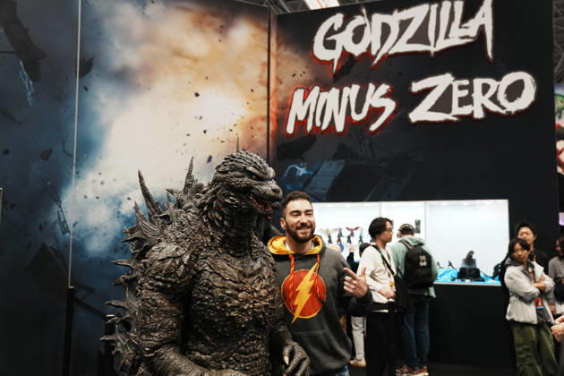 October 10, 2026, New York, New York, USA: A fan poses with Godzilla Minus Zero at the 2026 NY Comic Con at the Javits Center on October 10, 2026 in New York. New York USA - ZUMAb148 20261010_zap_b148_021 Copyright: xBryanxSmithx