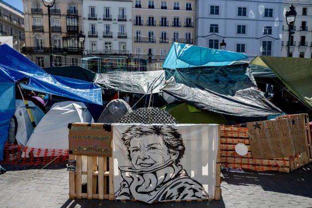 The Community of Madrid describes the encampment at Puerta del Sol as completely anarchic and laments the disastrous image it presents to tourists. Several signs with messages at Puerta del Sol, October 10, 2026, in Madrid, Spain. The Regional Minister of Housing, Transportation, and Infrastructure for the Community of Madrid, Jorge Rodrigo, stated this Saturday that the encampment set up in Madrid’s Puerta del Sol since September 26, in protest against the housing crisis, is completely chaotic and lamented the very negative image it may present of the capital to tourists during this Hispanic Heritage Day long weekend. OCTOBER 10, 2026 SOL PROTEST CAMP HOUSING MARICARMEN FLORES MESSAGES SIGNS Madrid Madrid Spain Copyright: xRicardoxRubiox 7835269