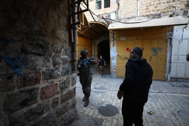 Israeli settlers raid Hebron in the West Bank HEBRON, PALESTINE, WEST BANK - OCTOBER 10: Israeli settlers, under the protection of Israeli forces, raid the Old City area of Hebron in the southern West Bank, Palestine, on October 10, 2026. During the raid, Israeli forces block entry and exit points, restricting the movement of Palestinians in the area. Wisam Hashlamoun Anadolu Hebron West Bank. Editorial use only. Please get in touch for any other usage.  Copyright: x2026xAnadoluxWisamxHashlamounx
