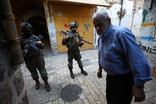 Israeli settlers raid Hebron in the West Bank HEBRON, PALESTINE, WEST BANK - OCTOBER 10: Israeli settlers, under the protection of Israeli forces, raid the Old City area of Hebron in the southern West Bank, Palestine, on October 10, 2026. During the raid, Israeli forces block entry and exit points, restricting the movement of Palestinians in the area. Wisam Hashlamoun Anadolu Hebron West Bank. Editorial use only. Please get in touch for any other usage.  Copyright: x2026xAnadoluxWisamxHashlamounx