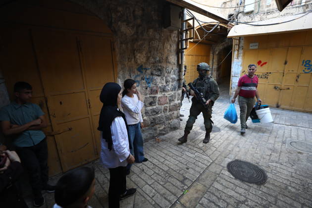 Israeli settlers raid Hebron in the West Bank HEBRON, PALESTINE, WEST BANK - OCTOBER 10: Israeli settlers, under the protection of Israeli forces, raid the Old City area of Hebron in the southern West Bank, Palestine, on October 10, 2026. During the raid, Israeli forces block entry and exit points, restricting the movement of Palestinians in the area. Wisam Hashlamoun Anadolu Hebron West Bank. Editorial use only. Please get in touch for any other usage. Copyright: x2026xAnadoluxWisamxHashlamounx
