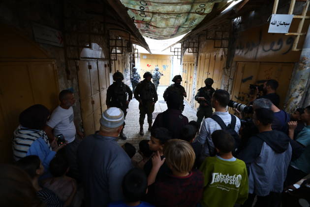 Israeli settlers raid Hebron in the West Bank HEBRON, PALESTINE, WEST BANK - OCTOBER 10: Israeli settlers, under the protection of Israeli forces, raid the Old City area of Hebron in the southern West Bank, Palestine, on October 10, 2026. During the raid, Israeli forces block entry and exit points, restricting the movement of Palestinians in the area. Wisam Hashlamoun Anadolu Hebron West Bank. Editorial use only. Please get in touch for any other usage.  Copyright: x2026xAnadoluxWisamxHashlamounx