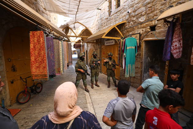 Israeli settlers raid Hebron in the West Bank HEBRON, PALESTINE, WEST BANK - OCTOBER 10: Israeli settlers, under the protection of Israeli forces, raid the Old City area of Hebron in the southern West Bank, Palestine, on October 10, 2026. During the raid, Israeli forces block entry and exit points, restricting the movement of Palestinians in the area. Wisam Hashlamoun Anadolu Hebron West Bank. Editorial use only. Please get in touch for any other usage.  Copyright: x2026xAnadoluxWisamxHashlamounx