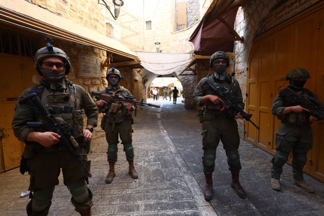 Israeli settlers raid Hebron in the West Bank HEBRON, PALESTINE, WEST BANK - OCTOBER 10: Israeli settlers, under the protection of Israeli forces, raid the Old City area of Hebron in the southern West Bank, Palestine, on October 10, 2026. During the raid, Israeli forces block entry and exit points, restricting the movement of Palestinians in the area. Wisam Hashlamoun Anadolu Hebron West Bank. Editorial use only. Please get in touch for any other usage.  Copyright: x2026xAnadoluxWisamxHashlamounx