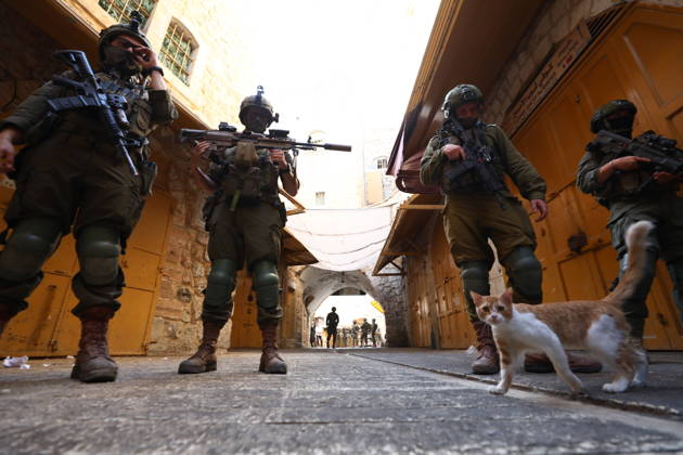 Israeli settlers raid Hebron in the West Bank HEBRON, PALESTINE, WEST BANK - OCTOBER 10: Israeli settlers, under the protection of Israeli forces, raid the Old City area of Hebron in the southern West Bank, Palestine, on October 10, 2026. During the raid, Israeli forces block entry and exit points, restricting the movement of Palestinians in the area. Wisam Hashlamoun Anadolu Hebron West Bank. Editorial use only. Please get in touch for any other usage.  Copyright: x2026xAnadoluxWisamxHashlamounx