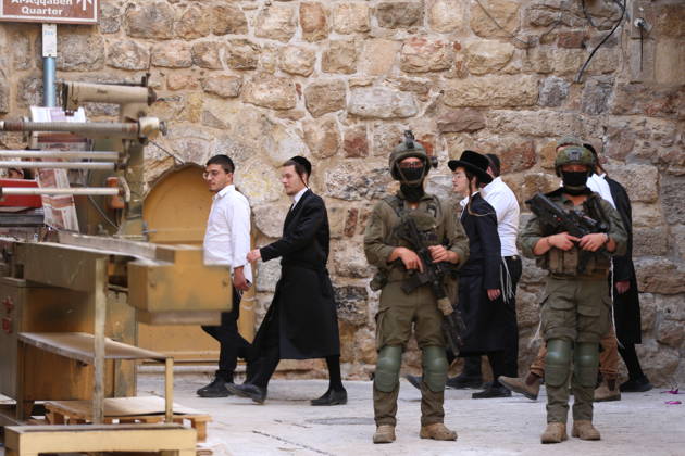 Israeli settlers raid Hebron in the West Bank HEBRON, PALESTINE, WEST BANK - OCTOBER 10: Israeli settlers, under the protection of Israeli forces, raid the Old City area of Hebron in the southern West Bank, Palestine, on October 10, 2026. During the raid, Israeli forces block entry and exit points, restricting the movement of Palestinians in the area. Wisam Hashlamoun Anadolu Hebron West Bank. Editorial use only. Please get in touch for any other usage.  Copyright: x2026xAnadoluxWisamxHashlamounx
