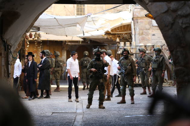 Israeli settlers raid Hebron in the West Bank HEBRON, PALESTINE, WEST BANK - OCTOBER 10: Israeli settlers, under the protection of Israeli forces, raid the Old City area of Hebron in the southern West Bank, Palestine, on October 10, 2026. During the raid, Israeli forces block entry and exit points, restricting the movement of Palestinians in the area. Wisam Hashlamoun Anadolu Hebron West Bank. Editorial use only. Please get in touch for any other usage.  Copyright: x2026xAnadoluxWisamxHashlamounx