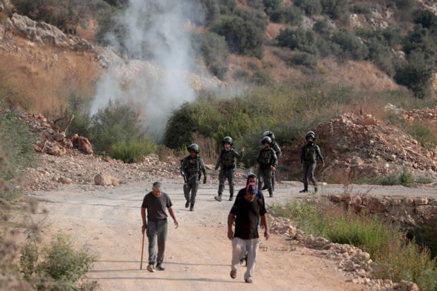 Israeli settlers attack Palestinians harvesting olives in West Bank RAMALLAH, PALESTINE - OCTOBER 10: Israeli settlers attack Palestinians harvesting olives in the village of Deir Abu Mashal, northwest of Ramallah in the West Bank, Palestine, on October 10, 2026. Israeli forces arriving at the scene intervene against Palestinians with tear gas, preventing them from continuing the olive harvest. Issam Rimawi Anadolu Ramallah West Bank. Editorial use only. Please get in touch for any other usage.  Copyright: x2026xAnadoluxIssamxRimawix