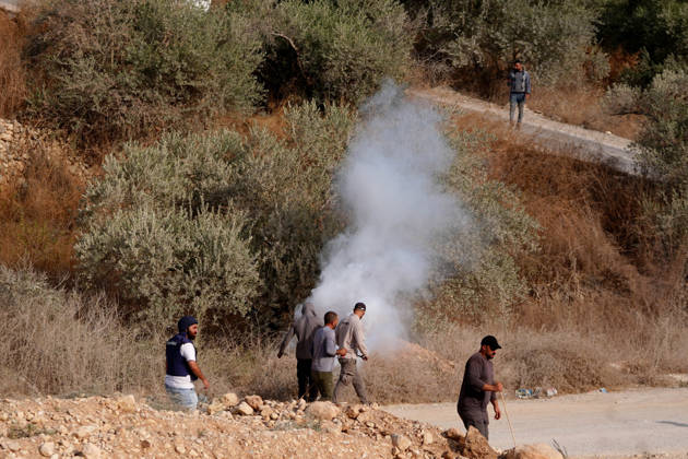 Israeli settlers attack Palestinians harvesting olives in West Bank RAMALLAH, PALESTINE - OCTOBER 10: Israeli settlers attack Palestinians harvesting olives in the village of Deir Abu Mashal, northwest of Ramallah in the West Bank, Palestine, on October 10, 2026. Israeli forces arriving at the scene intervene against Palestinians with tear gas, preventing them from continuing the olive harvest. Issam Rimawi Anadolu Ramallah West Bank. Editorial use only. Please get in touch for any other usage.  Copyright: x2026xAnadoluxIssamxRimawix