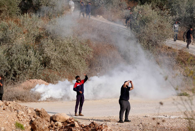 Israeli settlers attack Palestinians harvesting olives in West Bank RAMALLAH, PALESTINE - OCTOBER 10: Israeli settlers attack Palestinians harvesting olives in the village of Deir Abu Mashal, northwest of Ramallah in the West Bank, Palestine, on October 10, 2026. Israeli forces arriving at the scene intervene against Palestinians with tear gas, preventing them from continuing the olive harvest. Issam Rimawi Anadolu Ramallah West Bank. Editorial use only. Please get in touch for any other usage.  Copyright: x2026xAnadoluxIssamxRimawix