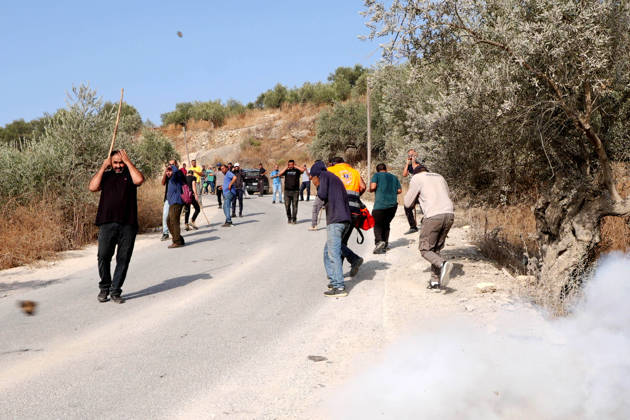Israeli settlers attack Palestinians harvesting olives in West Bank RAMALLAH, PALESTINE - OCTOBER 10: Israeli settlers attack Palestinians harvesting olives in the village of Deir Abu Mashal, northwest of Ramallah in the West Bank, Palestine, on October 10, 2026. Israeli forces arriving at the scene intervene against Palestinians with tear gas, preventing them from continuing the olive harvest. Issam Rimawi Anadolu Ramallah West Bank. Editorial use only. Please get in touch for any other usage.  Copyright: x2026xAnadoluxIssamxRimawix