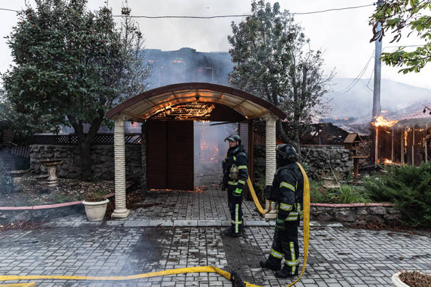 Ukrainian firefighters battle blaze after Russian drone strike in Kramatorsk KRAMATORSK, UKRAINE - OCTOBER 10: Ukrainian firefighters put out a fire in a commercial building following a strike by a Russian FPV drone and under threat from further drone attacks, in Kramatrosk, Ukraine, on October 10, 2026. Diego Herrera Carcedo Anadolu Kramatorsk Ukraine. Editorial use only. Please get in touch for any other usage.  Copyright: x2026xAnadoluxDiegoxHerreraxCarcedox