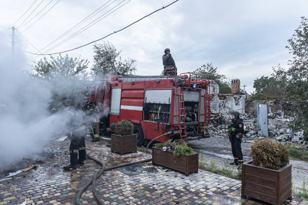 Ukrainian firefighters battle blaze after Russian drone strike in Kramatorsk KRAMATORSK, UKRAINE - OCTOBER 10: Ukrainian firefighters put out a fire in a commercial building following a strike by a Russian FPV drone and under threat from further drone attacks, in Kramatrosk, Ukraine, on October 10, 2026. Diego Herrera Carcedo Anadolu Kramatorsk Ukraine. Editorial use only. Please get in touch for any other usage.  Copyright: x2026xAnadoluxDiegoxHerreraxCarcedox