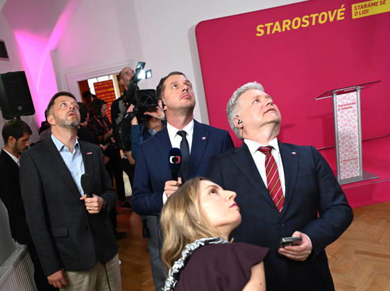 The two-day elections to municipal assemblies ended in the Czech Republic together with the first round of the elections to one-third of the Senate, at 2:00 p.m. on October 10, 2026. On the photo: STAN Chairman Vit Rakusan (left) watches the election results alongside journalists at the campaign headquarters of the Mayors and Independents (STAN) movement in Prague. (CTKxPhoto KaterinaxSulova) CTKPhotoP2026101004914  CTKPhotoP2026101004914