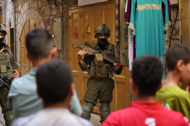 Jewish Settlers Enter Hebron s Old City Under Israeli Army Protection Jewish settlers enter the Old City of Hebron in the West Bank under the protection of Israeli army forces, on October 10, 2026. Photo by Mamoun Wazwaz apaimages Hebron West Bank Palestinian Territory 101026_Hebron_MW_00(17) Copyright: xapaimagesxMamounxWazwazx xapaimagesx