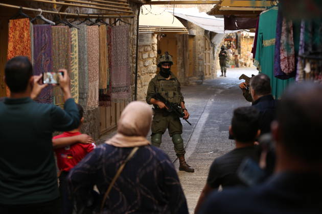 Jewish Settlers Enter Hebron s Old City Under Israeli Army Protection Jewish settlers enter the Old City of Hebron in the West Bank under the protection of Israeli army forces, on October 10, 2026. Photo by Mamoun Wazwaz apaimages Hebron West Bank Palestinian Territory 101026_Hebron_MW_00(19) Copyright: xapaimagesxMamounxWazwazx xapaimagesx