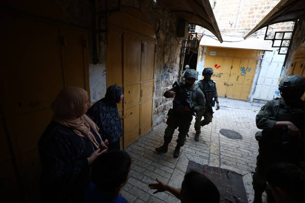 Jewish Settlers Enter Hebron s Old City Under Israeli Army Protection Jewish settlers enter the Old City of Hebron in the West Bank under the protection of Israeli army forces, on October 10, 2026. Photo by Mamoun Wazwaz apaimages Hebron West Bank Palestinian Territory 101026_Hebron_MW_00(27) Copyright: xapaimagesxMamounxWazwazx xapaimagesx