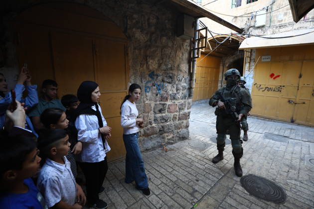 Jewish Settlers Enter Hebron s Old City Under Israeli Army Protection Jewish settlers enter the Old City of Hebron in the West Bank under the protection of Israeli army forces, on October 10, 2026. Photo by Mamoun Wazwaz apaimages Hebron West Bank Palestinian Territory 101026_Hebron_MW_00(29) Copyright: xapaimagesxMamounxWazwazx xapaimagesx