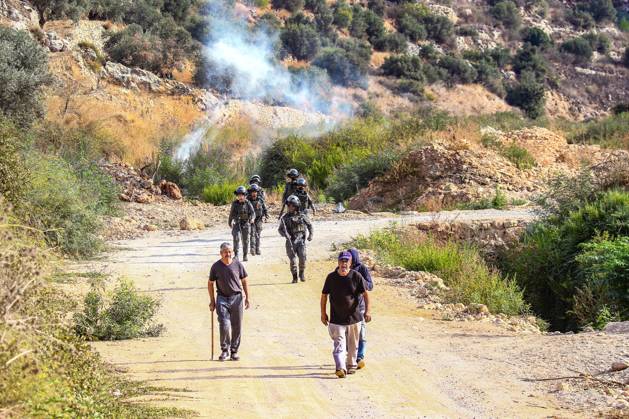 Israeli settlers and forces attack farmers during olive harvest in Deir Abu Mash™al DEIR ABU MASH™AL, PALESTINE OCTOBER 10, 2026: Palestinian farmers came under attack by Israeli settlers and Israeli forces as they headed to harvest olives on their land in Deir Abu Mash™al, northwest of Ramallah. The event marked the village™s first olive harvest gathering of the new season. The Palestine Red Crescent Society reported that its teams treated nine people injured during the incident. The injuries included one caused by live ammunition to the thigh, two caused by rubber-coated metal bullets, and six resulting from physical assault. One of those struck by a rubber-coated metal bullet was photojournalist Issam Al-Rimawi. The incident Copyright: x xSalmanxMohsenxAlkhatibx xJNAxPressx