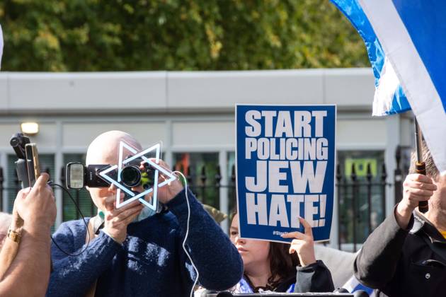 News Bilder des Tages October 10, 2026, London, London, England: The National March for Palestine took place to mark the third anniversary of the start of the war in Gaza. Around ten thousand gathered on The Thames embankment and marched to Parliament Squre. They faced an Israeli counter demonstration of a handfull of protesters. Some arrests were reported by police. London England  - ZUMAr169 20261010_zip_r169_018 Copyright: xRodxHarbinsonx