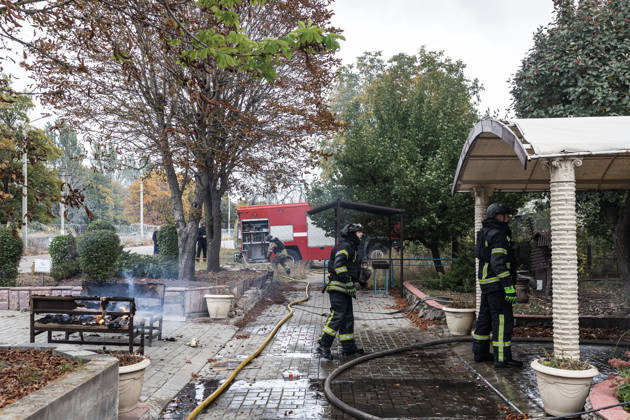 Aftermath of Russian FPV drone attack in Kramatorsk KRAMATORSK, UKRAINE - OCTOBER 10: Ukrainian firefighters put out a fire in a commercial building following a strike by a Russian FPV drone and under threat from further drone attacks, in Kramatorsk, Ukraine, 10 October 2026 Diego Herrera Carcedo Anadolu Kramatorsk Ukraine. Editorial use only. Please get in touch for any other usage. Copyright: x2026xAnadoluxDiegoxHerreraxCarcedox