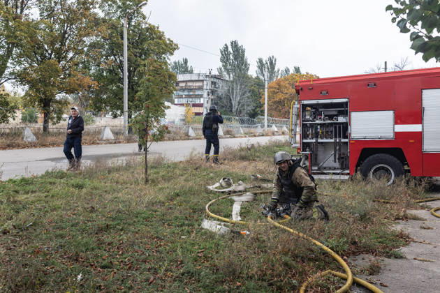 Aftermath of Russian FPV drone attack in Kramatorsk KRAMATORSK, UKRAINE - OCTOBER 10: Ukrainian firefighters put out a fire in a commercial building following a strike by a Russian FPV drone and under threat from further drone attacks, in Kramatorsk, Ukraine, 10 October 2026 Diego Herrera Carcedo Anadolu Kramatorsk Ukraine. Editorial use only. Please get in touch for any other usage. Copyright: x2026xAnadoluxDiegoxHerreraxCarcedox