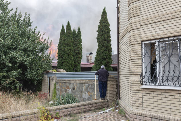 Aftermath of Russian FPV drone attack in Kramatorsk KRAMATORSK, UKRAINE - OCTOBER 10: A local resident looks at a commercial building on fire following the strike of a Russian FPV drone in Kramatorsk, Ukraine, on 10 October 2026 Diego Herrera Carcedo Anadolu Kramatorsk Ukraine. Editorial use only. Please get in touch for any other usage. Copyright: x2026xAnadoluxDiegoxHerreraxCarcedox
