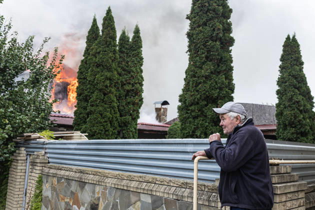 Aftermath of Russian FPV drone attack in Kramatorsk KRAMATORSK, UKRAINE - OCTOBER 10: A local resident looks at a commercial building on fire following the strike of a Russian FPV drone in Kramatorsk, Ukraine, on 10 October 2026 Diego Herrera Carcedo Anadolu Kramatorsk Ukraine. Editorial use only. Please get in touch for any other usage. Copyright: x2026xAnadoluxDiegoxHerreraxCarcedox