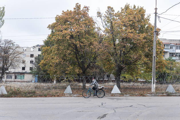 Aftermath of Russian FPV drone attack in Kramatorsk KRAMATORSK, UKRAINE - OCTOBER 10: A local resident cycling along a street under constant threat from Russian FPV drones, in Kramatrosk, Ukraine, 10 October 2026 Diego Herrera Carcedo Anadolu Kramatorsk Ukraine. Editorial use only. Please get in touch for any other usage. Copyright: x2026xAnadoluxDiegoxHerreraxCarcedox