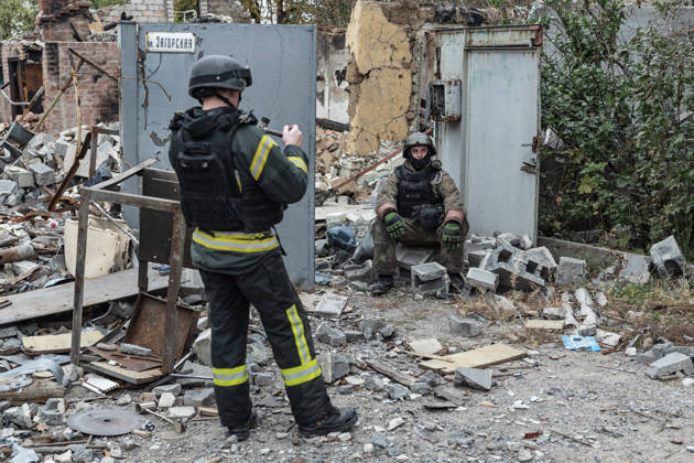 Aftermath of Russian FPV drone attack in Kramatorsk KRAMATORSK, UKRAINE - OCTOBER 10: Ukrainian firefighters rest next to a destroyed house whilst extinguishing a fire in a commercial building following the strike of a Russian FPV drone, in Kramatrosk, Ukraine, 10 October 2026 Diego Herrera Carcedo Anadolu Kramatorsk Ukraine. Editorial use only. Please get in touch for any other usage. Copyright: x2026xAnadoluxDiegoxHerreraxCarcedox