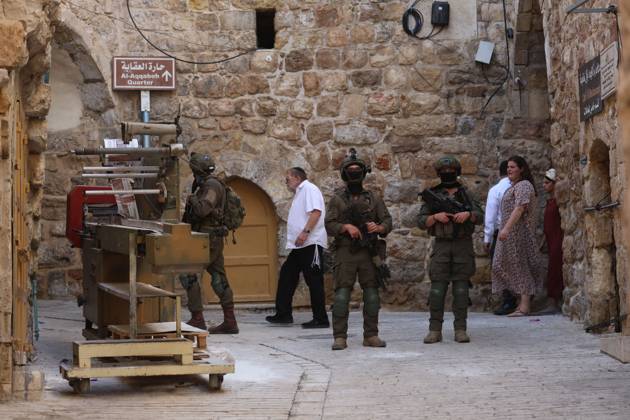 Israeli settlers enter Hebron Old City under military protection HEBRON, OCCUPIED WEST BANK, OCTOBER 10, 2026: Israeli settlers enter Hebron s Old City under the protection of Israeli forces during an organized visit to the area. Israeli soldiers deployed along streets and around the group as settlers moved through the Old City, where Israeli settlers and Palestinian residents live in close proximity amid longstanding tensions and movement restrictions. HEBRON Palestine, State of Copyright: x xMosabxshawerx xJNAxPressx