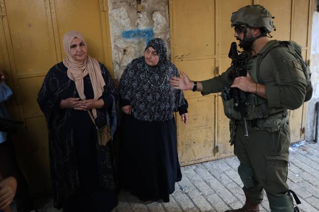 Israeli settlers enter Hebron Old City under military protection HEBRON, OCCUPIED WEST BANK, OCTOBER 10, 2026: Israeli settlers enter Hebron s Old City under the protection of Israeli forces during an organized visit to the area. Israeli soldiers deployed along streets and around the group as settlers moved through the Old City, where Israeli settlers and Palestinian residents live in close proximity amid longstanding tensions and movement restrictions. HEBRON Palestine, State of Copyright: x xMosabxshawerx xJNAxPressx