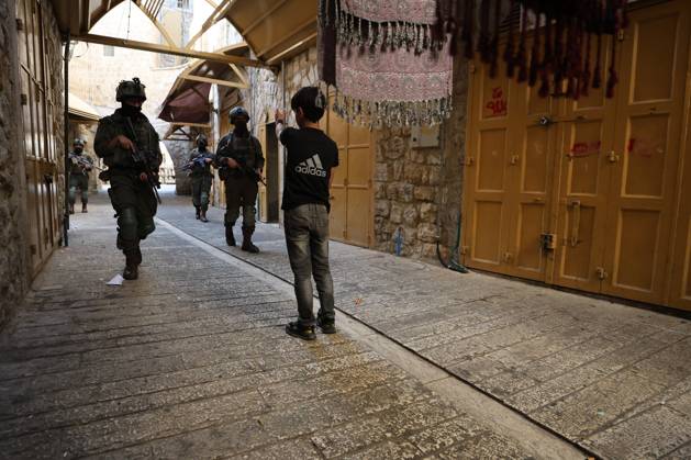 Israeli settlers enter Hebron Old City under military protection HEBRON, OCCUPIED WEST BANK, OCTOBER 10, 2026: Israeli settlers enter Hebron s Old City under the protection of Israeli forces during an organized visit to the area. Israeli soldiers deployed along streets and around the group as settlers moved through the Old City, where Israeli settlers and Palestinian residents live in close proximity amid longstanding tensions and movement restrictions. HEBRON Palestine, State of Copyright: x xMosabxshawerx xJNAxPressx