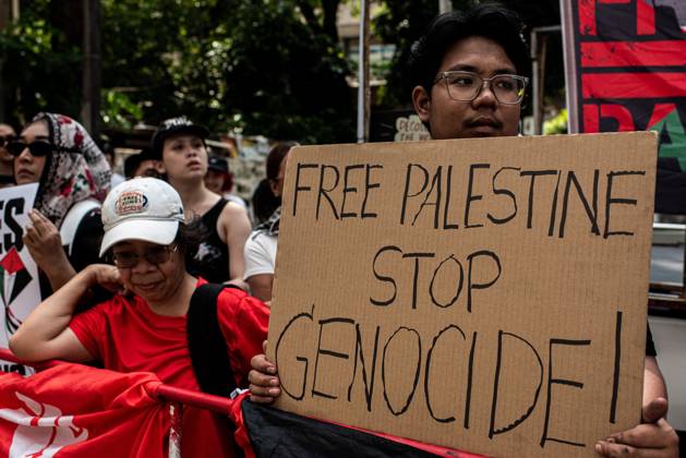 Pro-Palestine protesters gather outside Israeli Embassy in Bangkok BANGKOK, THAILAND OCTOBER 10, 2026: Pro-Palestine protesters and activists gather outside the Israeli Embassy in Bangkok to demand a permanent ceasefire in Gaza and express solidarity with the Palestinian people. The demonstration highlights calls for an end to hostilities in Gaza and continued international attention to the humanitarian situation affecting Palestinians. Protesters gathered outside the diplomatic mission to voice their demands and show support for Palestinians amid the ongoing conflict. The demonstration forms part of international solidarity actions calling for a ceasefire and greater protection for civilians in Gaza. Bangkok Thailand Copyright: x xPeeraponxBoonyakiatx xJNAxPressx