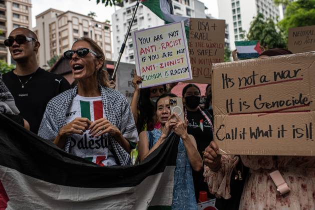 Pro-Palestine protesters gather outside Israeli Embassy in Bangkok BANGKOK, THAILAND OCTOBER 10, 2026: Pro-Palestine protesters and activists gather outside the Israeli Embassy in Bangkok to demand a permanent ceasefire in Gaza and express solidarity with the Palestinian people. The demonstration highlights calls for an end to hostilities in Gaza and continued international attention to the humanitarian situation affecting Palestinians. Protesters gathered outside the diplomatic mission to voice their demands and show support for Palestinians amid the ongoing conflict. The demonstration forms part of international solidarity actions calling for a ceasefire and greater protection for civilians in Gaza. Bangkok Thailand Copyright: x xPeeraponxBoonyakiatx xJNAxPressx
