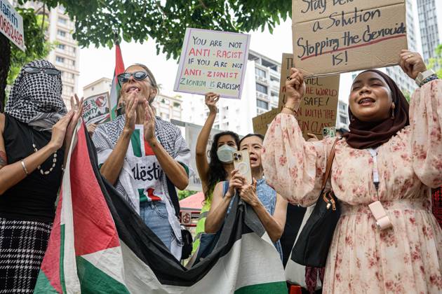 Pro-Palestinian protesters rally in Bangkok BANGKOK, THAILAND, OCTOBER 10, 2026: Pro-Palestinian demonstrators gather outside the Israeli Embassy in Bangkok during a protest marking 1,100 days since the start of the war in Gaza. Participants held portraits of Palestinians killed during the conflict for three minutes in an action titled Every Life Isn t Just a Number, symbolizing three years of war. The demonstration was held as part of a Global Action Day for Palestine. Bangkok Thailand Copyright: x xWatsawatxKoktabtimx xJNAxPressx