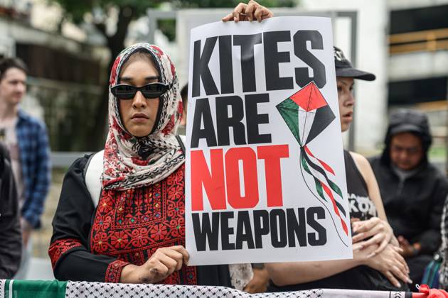 Pro-Palestinian protesters rally in Bangkok BANGKOK, THAILAND, OCTOBER 10, 2026: Pro-Palestinian demonstrators gather outside the Israeli Embassy in Bangkok during a protest marking 1,100 days since the start of the war in Gaza. Participants held portraits of Palestinians killed during the conflict for three minutes in an action titled Every Life Isn t Just a Number, symbolizing three years of war. The demonstration was held as part of a Global Action Day for Palestine. Bangkok Thailand Copyright: x xWatsawatxKoktabtimx xJNAxPressx