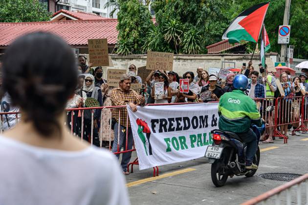 Pro-Palestinian protesters rally in Bangkok BANGKOK, THAILAND, OCTOBER 10, 2026: Pro-Palestinian demonstrators gather outside the Israeli Embassy in Bangkok during a protest marking 1,100 days since the start of the war in Gaza. Participants held portraits of Palestinians killed during the conflict for three minutes in an action titled Every Life Isn t Just a Number, symbolizing three years of war. The demonstration was held as part of a Global Action Day for Palestine. Bangkok Thailand Copyright: x xWatsawatxKoktabtimx xJNAxPressx