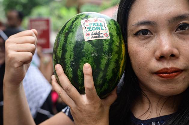 Pro-Palestinian protesters rally in Bangkok BANGKOK, THAILAND, OCTOBER 10, 2026: Pro-Palestinian demonstrators gather outside the Israeli Embassy in Bangkok during a protest marking 1,100 days since the start of the war in Gaza. Participants held portraits of Palestinians killed during the conflict for three minutes in an action titled Every Life Isn t Just a Number, symbolizing three years of war. The demonstration was held as part of a Global Action Day for Palestine. Bangkok Thailand Copyright: x xWatsawatxKoktabtimx xJNAxPressx