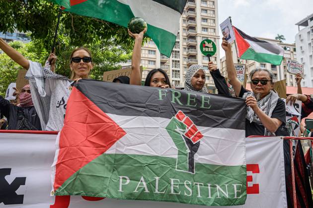 Pro-Palestinian protesters rally in Bangkok BANGKOK, THAILAND, OCTOBER 10, 2026: Pro-Palestinian demonstrators gather outside the Israeli Embassy in Bangkok during a protest marking 1,100 days since the start of the war in Gaza. Participants held portraits of Palestinians killed during the conflict for three minutes in an action titled Every Life Isn t Just a Number, symbolizing three years of war. The demonstration was held as part of a Global Action Day for Palestine. Bangkok Thailand Copyright: x xWatsawatxKoktabtimx xJNAxPressx